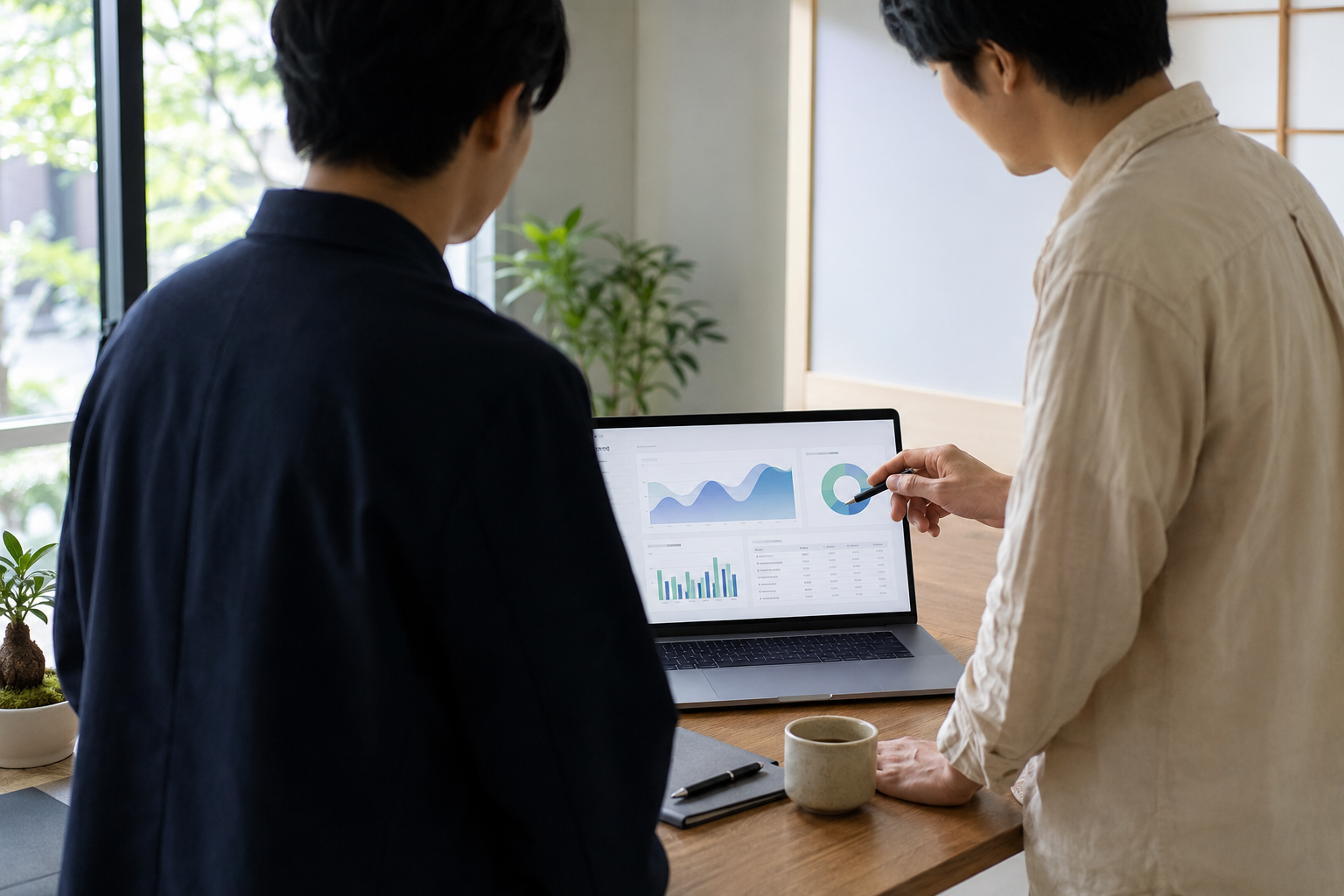 エンジニアがダッシュボードを見ながら打ち合わせ